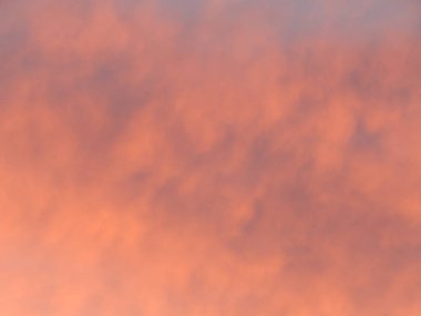 Sabah bulutlar erken güneşin Şafağı