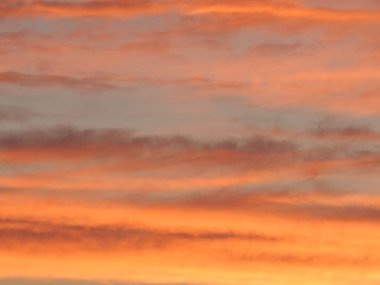 Sabah bulutlar erken güneşin Şafağı