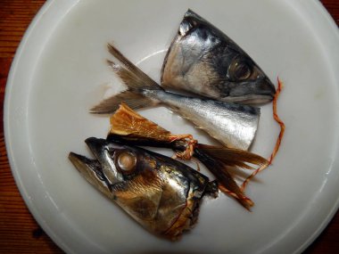 Masanın üzerine sıcak ve soğuk füme balık