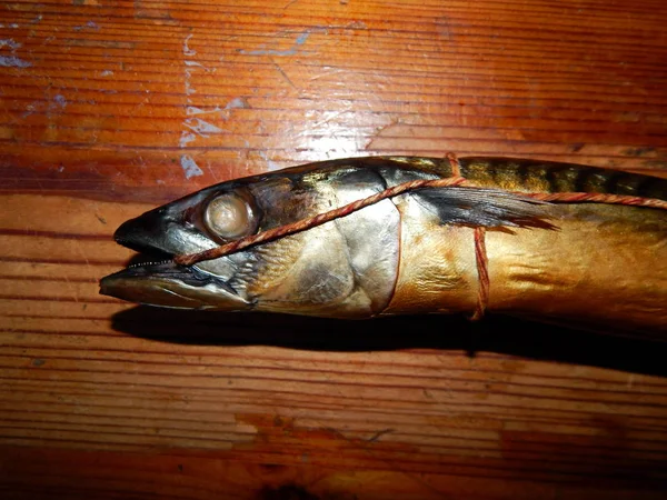 Heiß Und Kalt Geräucherter Fisch Auf Dem Tisch — Stockfoto