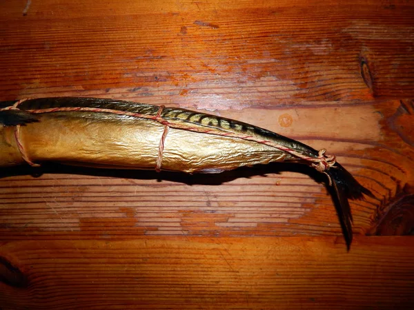 テーブルの上のホット コールドのスモーク魚 — ストック写真
