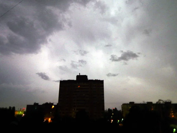 城市夜晚的闪电和雷声下雨了 — 图库照片