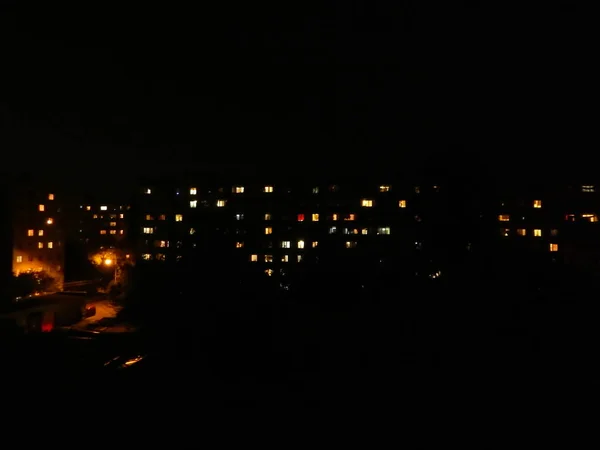 夜の風景のファサードと市内の住宅の窓 — ストック写真