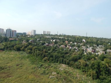 Tepeler ve dağlar şehir panoraması