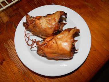 Mutfak masasının üstünde ev yapımı yemek pişmiş