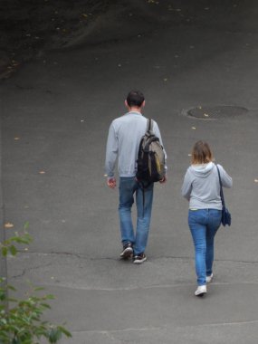 Bir kişi yürüyor veya dışında şehirde çalışıyor