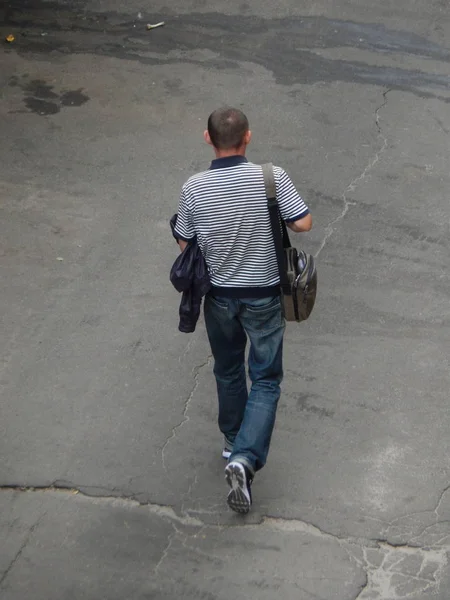 Человек Ходит Работает Улице Городе — стоковое фото