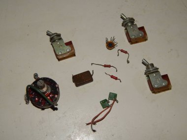 Elektrikli ve elektronik parçalar ve bileşenler