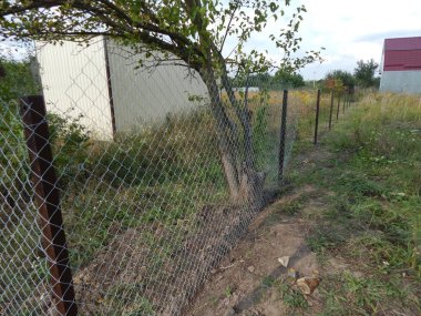 Üzerinden ülke evde örgü örgü çit inşaatı