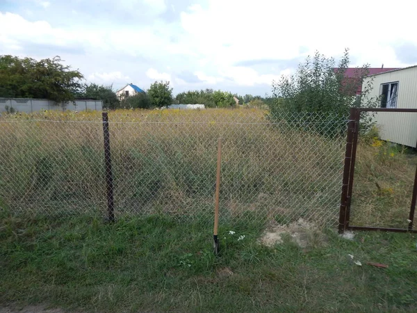 Construcción de la valla a partir de la red de malla en el país h — Foto de Stock