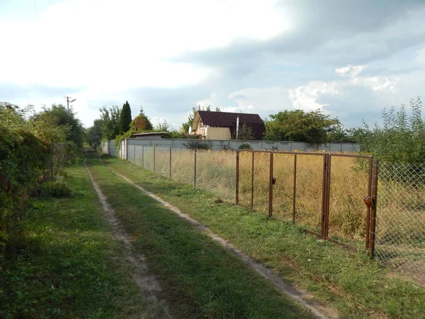 Construction of the fence from the mesh netting in the country h — Stock Photo, Image