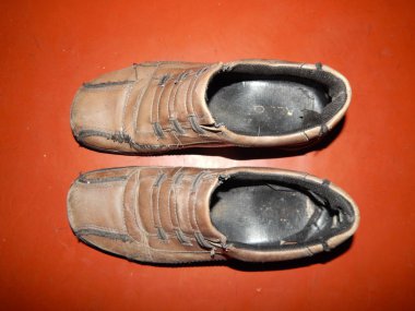 Eski ve yeni kadın ve erkek ayakkabı