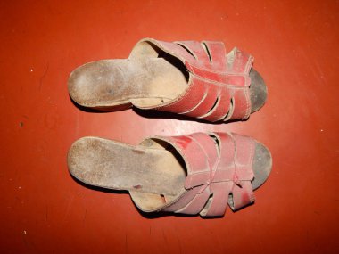 Eski ve yeni kadın ve erkek ayakkabı