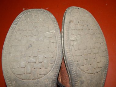 Eski ve yeni kadın ve erkek ayakkabı