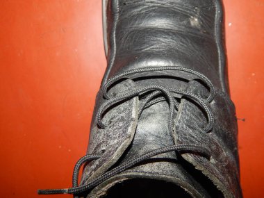 Eski ve yeni kadın ve erkek ayakkabı