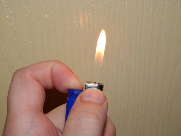 Männliche Hand Schaltet Gasfeuerzeug Ein — Stockfoto