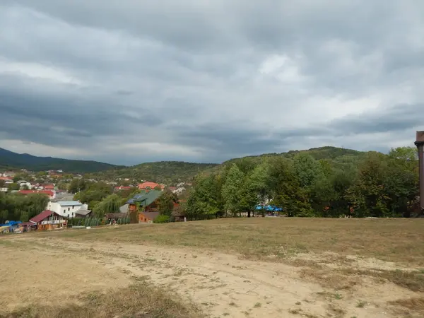 Hegyi Panorámával Táj Épületek — Stock Fotó