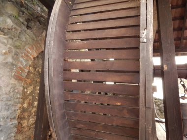 Onbirinci yüzyılda kale volkanik dağ, Mimarlık ve öğeleri