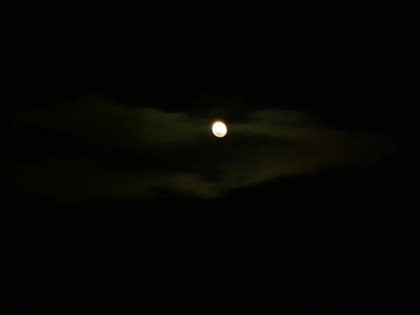 Pełnia Księżyca Nocy Mieście Świeciło Jasne — Zdjęcie stockowe