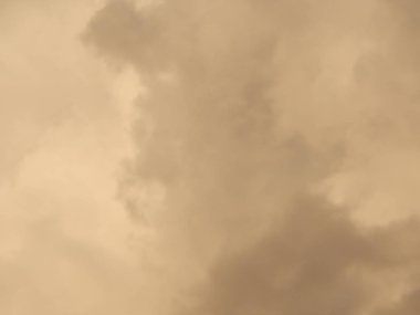 Şehir kayan nokta üzerinde bir fırtına bulutları