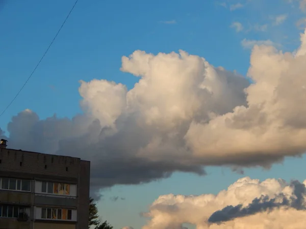 Nuvens Uma Tempestade Sobre Cidade Flutuam — Fotografia de Stock