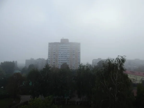 Herbstnebel Morgen Liegt Über Der Stadt — Stockfoto