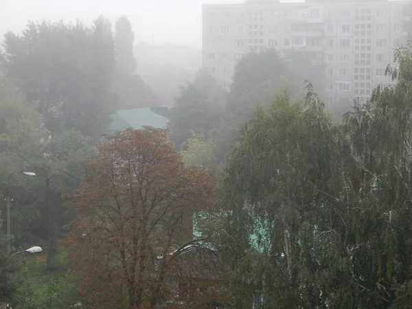 Herbstnebel Morgen Liegt Über Der Stadt — Stockfoto