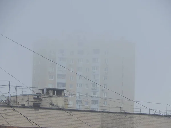 Осінній Туман Вранці Над Містом — стокове фото