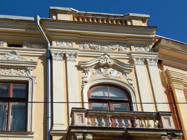 Şehir, taş ayrıntıları ve dekorasyon klasik mimari