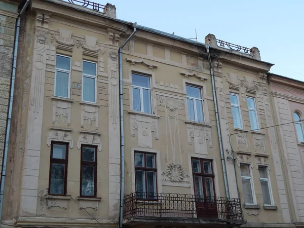 Klassische Architektur der Stadt, steinerne Details und Dekoration — Stockfoto