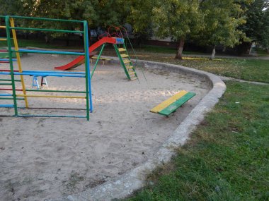 Çocuk oyun alanı, evin yanında salıncak