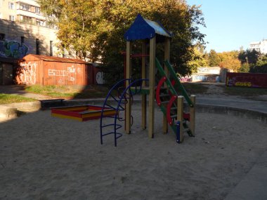 Çocuk oyun alanı, evin yanında salıncak