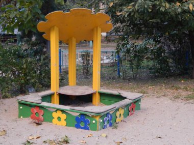 Çocuk oyun alanı, evin yanında salıncak