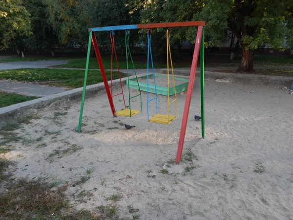 Giochi Bambini Altalena Vicino Alla Casa — Foto Stock