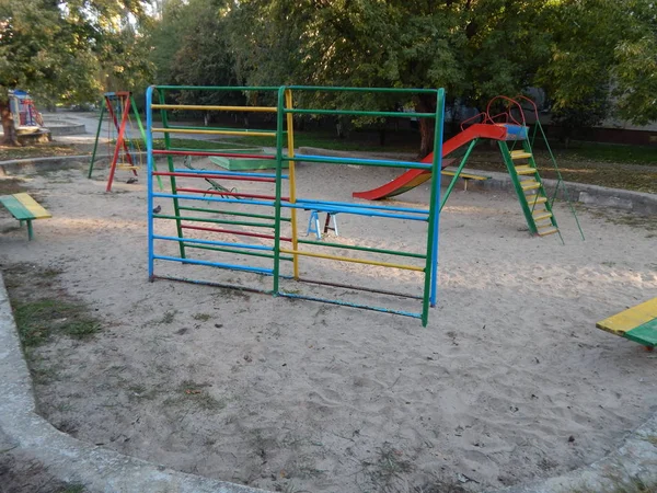 Kinderspielplatz Schaukel Neben Dem Haus — Stockfoto