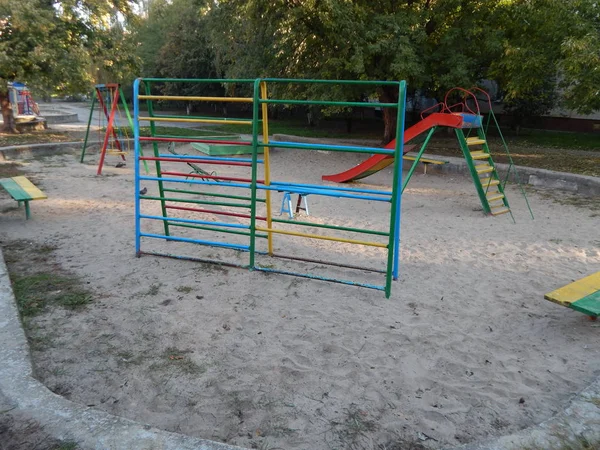 Parque Infantil Balanço Perto Casa — Fotografia de Stock