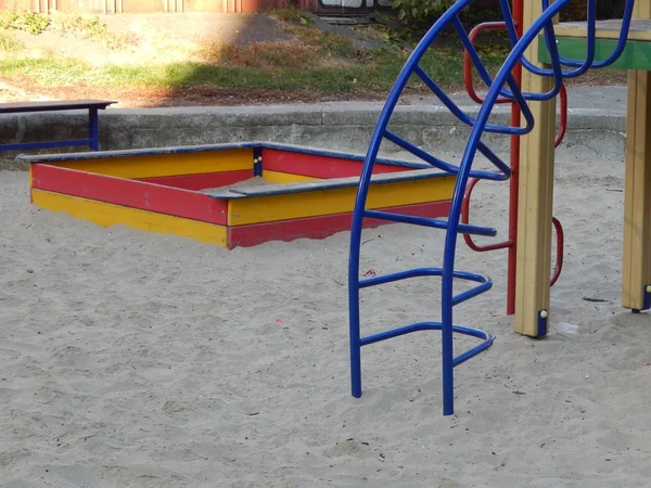 Parque Infantil Balanço Perto Casa — Fotografia de Stock