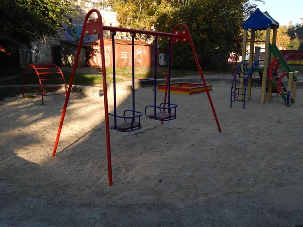 Parque Infantil Balanço Perto Casa — Fotografia de Stock