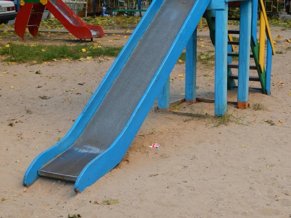 Parque infantil, balanço perto da casa — Fotografia de Stock