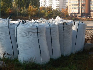 Çöp torbaları inşaat atıklarıyla doludur.