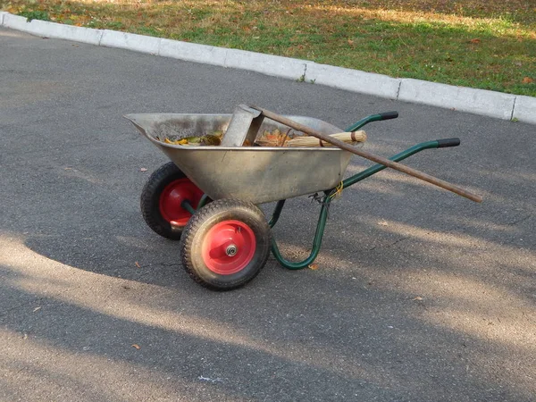 Carrello da costruzione con foglie cadute — Foto Stock