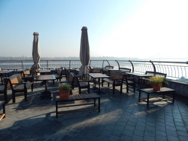 Şehir, banklar, ayrıntıları küçük mimarlık şekiller