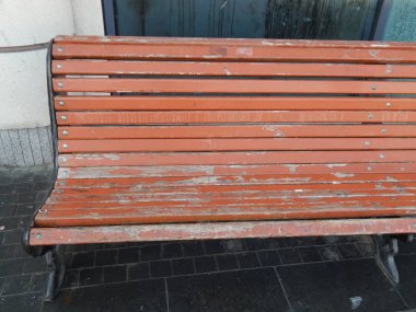 Kentteki ahşap bank küçük mimari biçimler, banklar, detaylar.