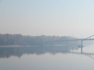 Sonbahar şehrin bir sis sis Nehri Panoraması