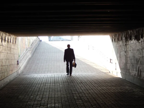 Şehirde insanlar yürür ve çalışır.