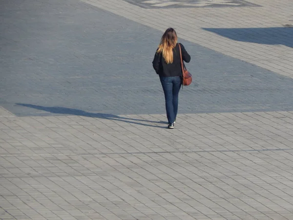 人们在城市男女步行和工作 — 图库照片
