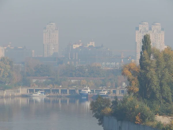 Panorama Höstens Staden Ett Töcken Dimma Över Floden — Stockfoto