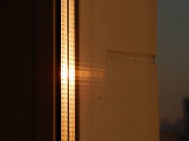 Şehir ve Bina mimari evlerin yansıması güneşte Şafağı