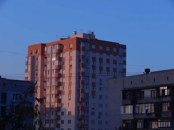 Amanhecer Sol Cidade Reflexo Arquitetura Construção Casas — Fotografia de Stock