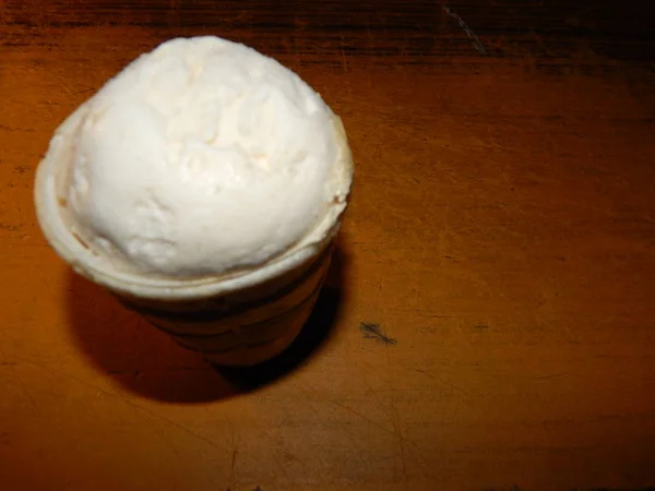 ワッフルカップの中のアイスクリーム — ストック写真